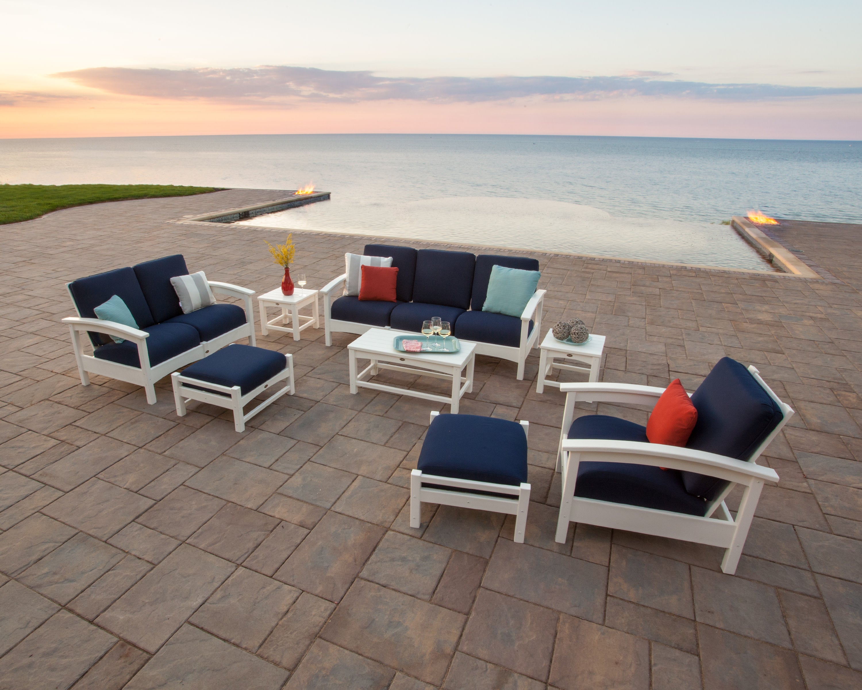 Rockport Club Loveseat in Classic White / Navy